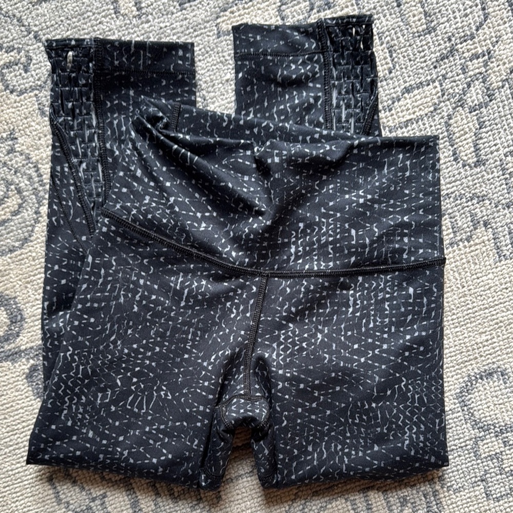 Lululemon black Patterned crop Leggings size 4
